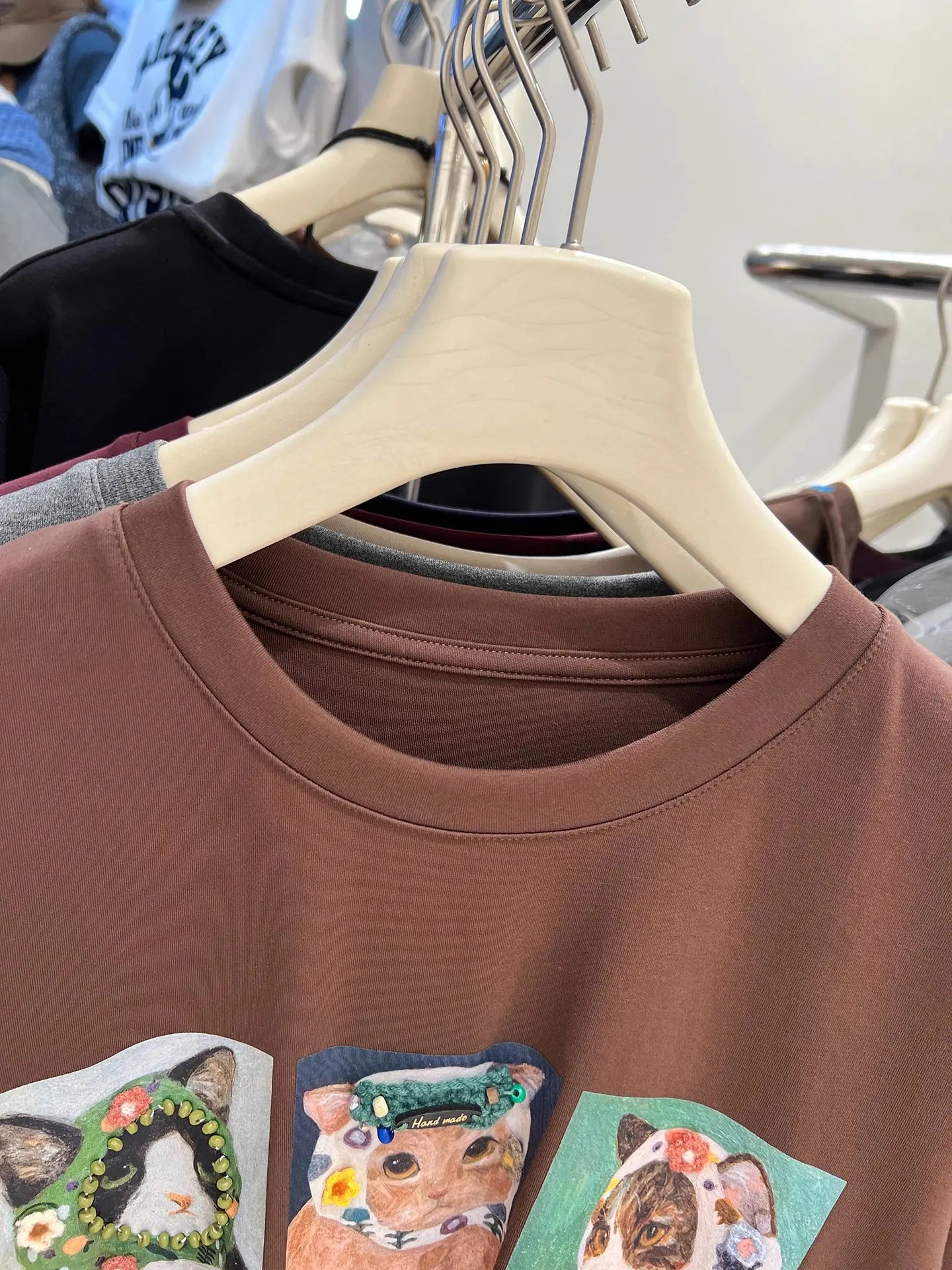 Style On Point🐈 Cat Illustration Tee—3D Accents Tell Stories