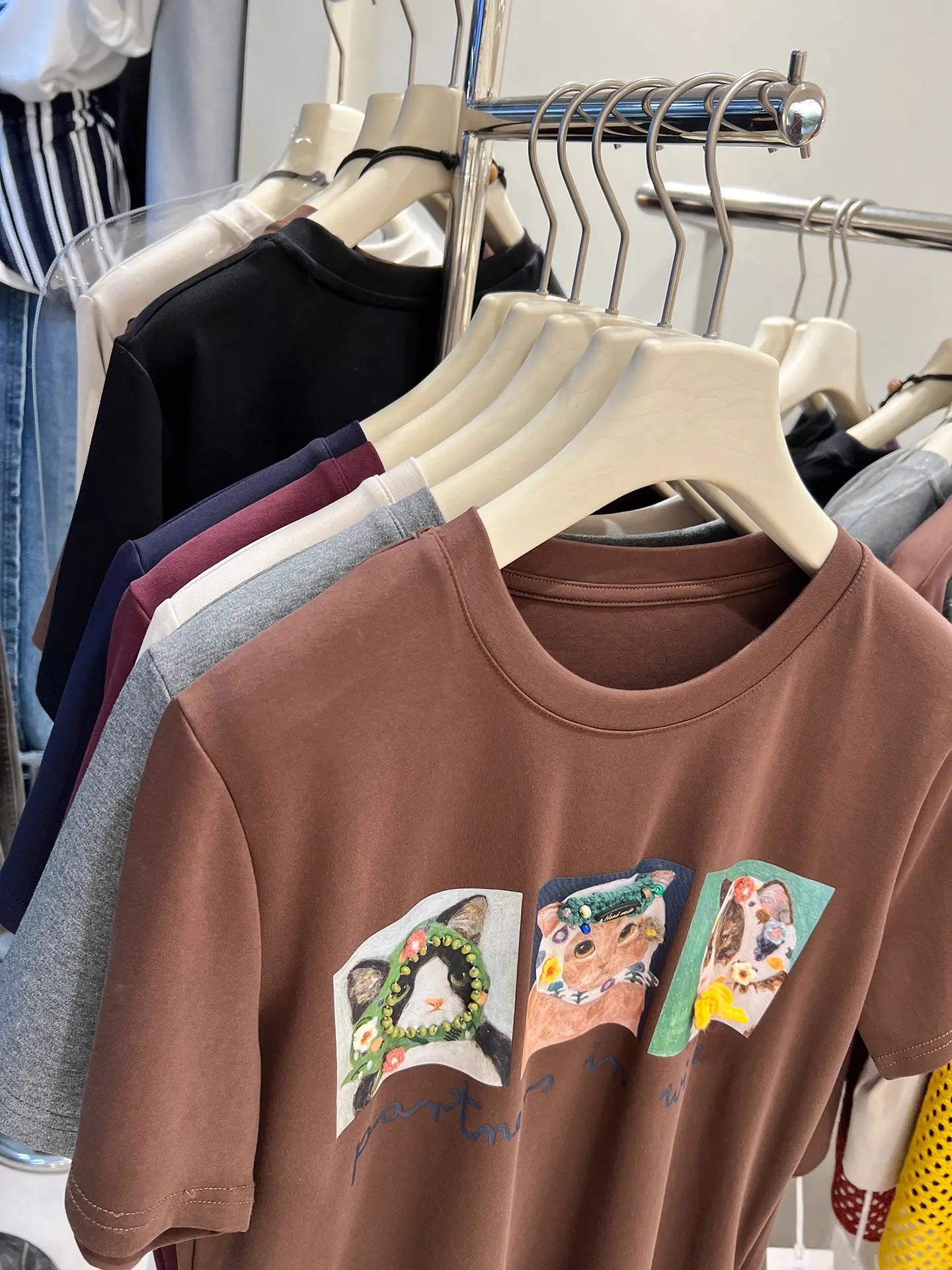 Style On Point🐈 Cat Illustration Tee—3D Accents Tell Stories